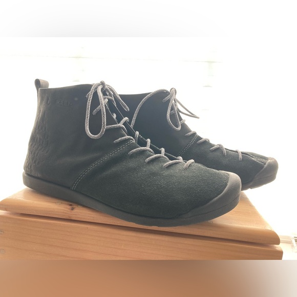 Vintage Keen, black leather and suede
barely worn! Size 9US 39.5 EU - Picture 2 of 7